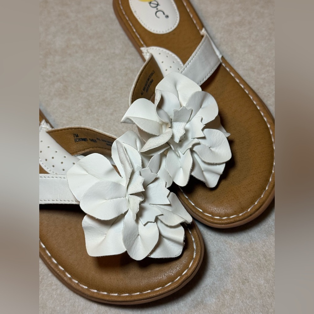 B.O.C White Flower Slip On Thong Sandals Brown Sole Size 7M NWT - Picture 4 of 6